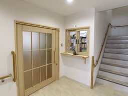 和風の扉と階段の廊下