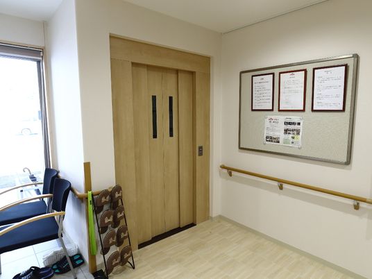 廊下の木目調扉と掲示物