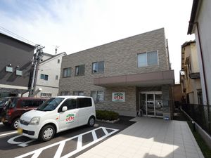 施設正面のエントランス風景