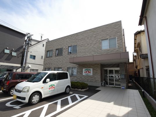 施設正面のエントランス風景