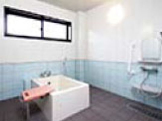 広々とした清潔な浴室