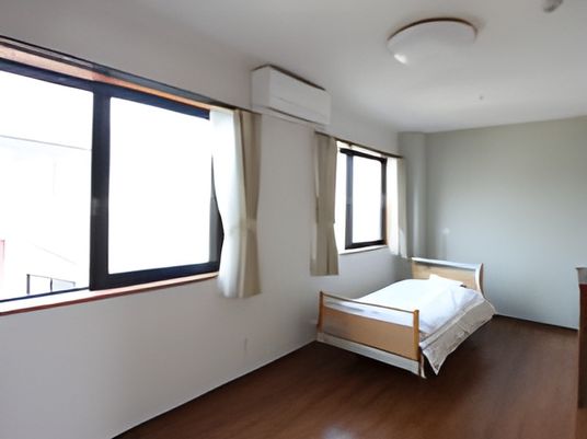 明るい個室の居室