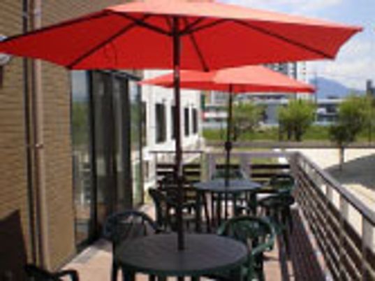 陽光溢れるテラス席