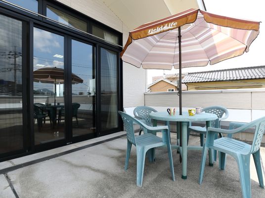 テラス席と傘付きテーブル
