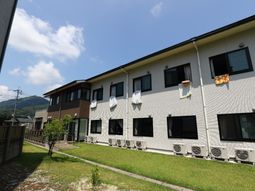 緑豊かな外観の建物