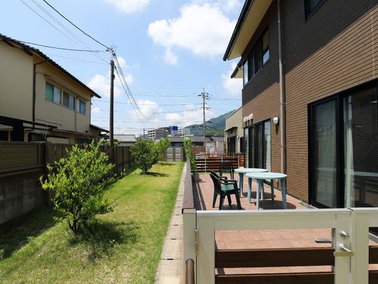 明るい庭のある施設外観