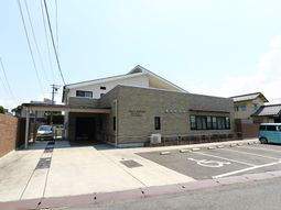 明るい外観の建物入口