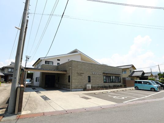 快適そうな一階建ての建物