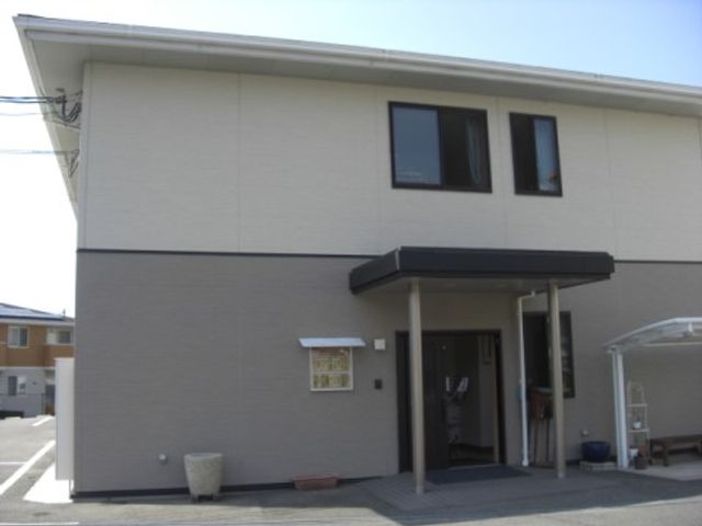 清潔感のある建物の入口 外観 スタッフや訪問者を迎えるエントランスは、清潔で手入れが行き届いた外観が特徴です。アクセスも良好で、明るい雰囲気の中で新しい職場に一歩を踏み出しませんか。