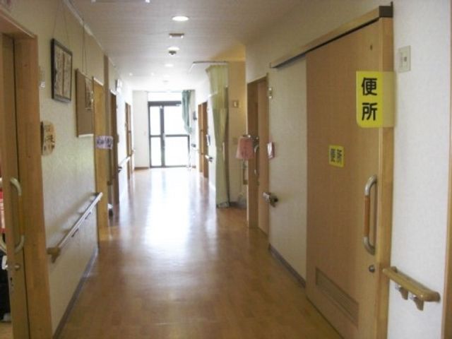 明るい廊下の風景 廊下 ゆとりある廊下は、明るく開放感がございます。ゆったりとした移動スペースが働きやすい環境を支えています。