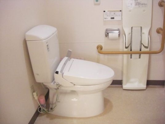 施設の写真 トイレには、温水洗浄便座器が完備されている。手すりや呼び出しブザーを設置しており、快適で安全に用をたすことができる。