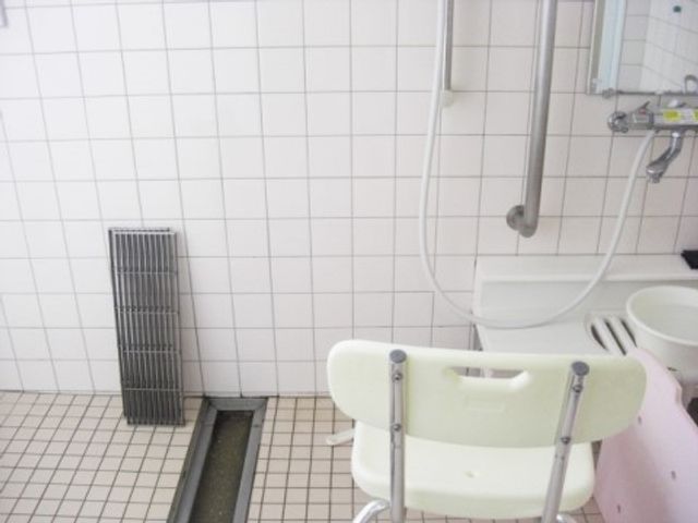 バリアフリー浴室設備 浴室 安全に配慮した手すり付きの浴室です。利用者の快適な入浴を支える環境が整っています。