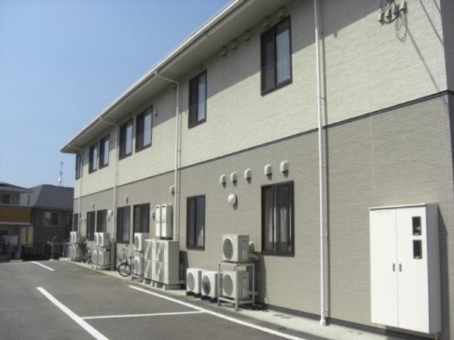 清潔感のある施設外観 外観 ゆったりとした駐車スペースが確保された、落ち着いた色調の建物です。働く環境としても、訪れる方にも安心感を提供できる外観が特徴です。