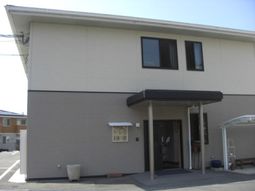 施設のシンプルな外観