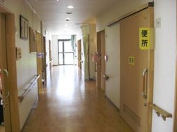 明るい廊下の様子