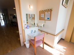 清潔な洗面台付き廊下