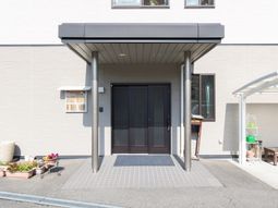 きれいな建物のエントランス
