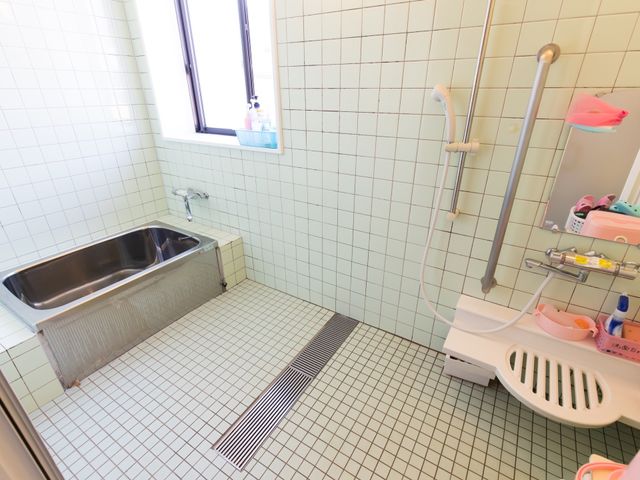 手すり付き浴室空間 浴室  手すりや座席を備えた浴室です。利用者の安全と快適さを考慮した設計がされています。