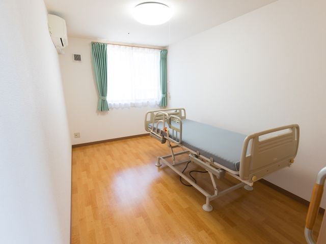清潔な居室 居室  床が木目調で落ち着いた雰囲気の個室です。快適な生活空間が確保されており、リラックスして過ごせるでしょう。