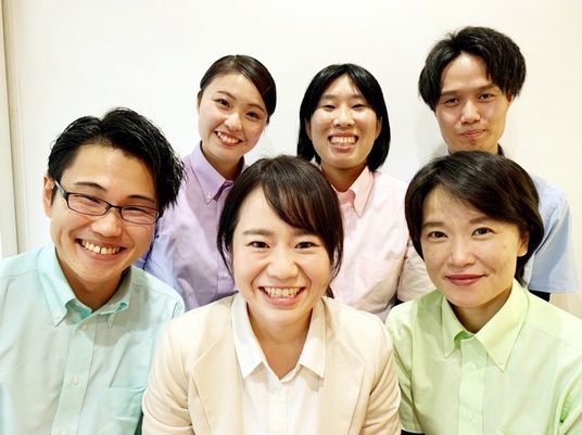 笑顔のスタッフ集合  