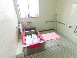 バリアフリーの浴室設備