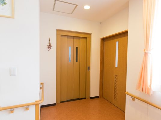 廊下の木製ドア