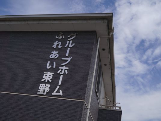 施設外観の建物正面  