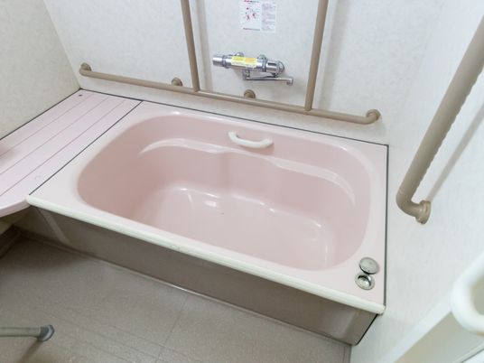 手すり付きのバスタブ