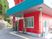 赤と青の鮮やかな建物入口