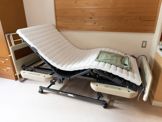 調整可能な機能付きベッド