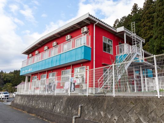 赤と青の外壁の建物