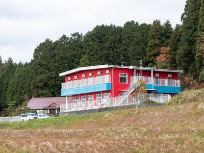 赤と青の外壁の建物