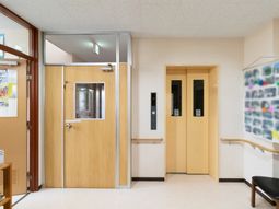 廊下とエレベーターの入り口