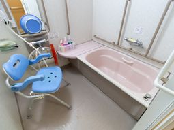 バリアフリー設計の浴室