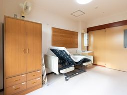 明るい居室の一角