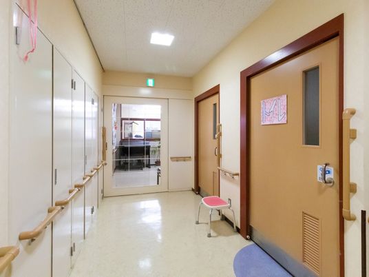 明るい廊下の風景