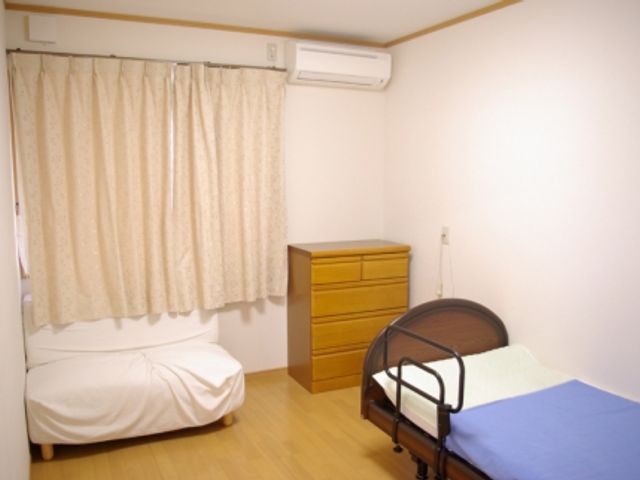 落ち着いた居室 居室 静かで落ち着いた居室には、明るい木目調の床と快適なベッドが配置されています。