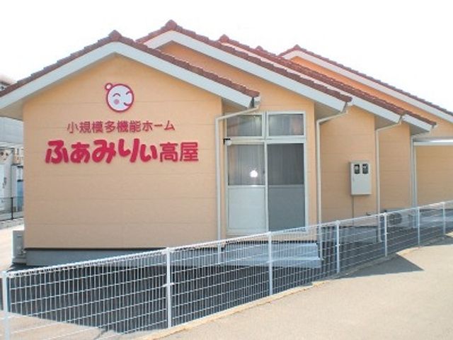 看板がある建物外観 外観 シンプルなデザインで親しみやすい印象の外装です。ここでの仕事に興味を持つ方におすすめです。