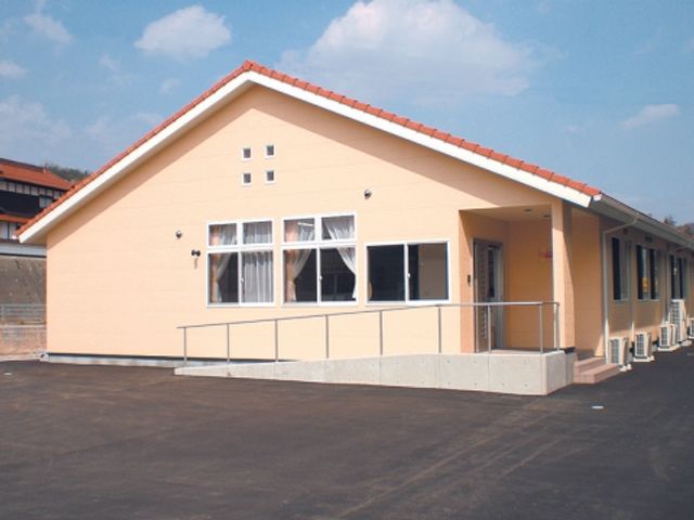平屋の建物外観 外観 バリアフリー設計の平屋建物です。明るい屋根が特徴で、安心感があります。