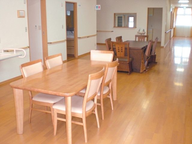 広々とした廊下 廊下 広々とした廊下では、明るい光が差し込む空間が広がっています。自由に移動しやすい設計です。