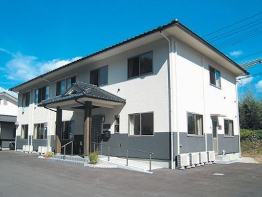 青空の下の建物外観