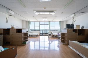 大きな窓のある居室