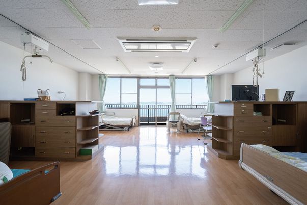 大きな窓のある居室