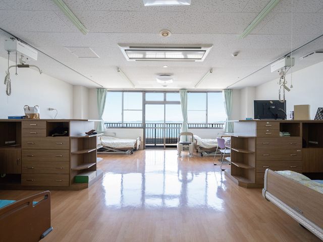 大きな窓のある居室 居室 大きな窓から自然光が差し込む居室です。広々とした空間で、快適に過ごせます。