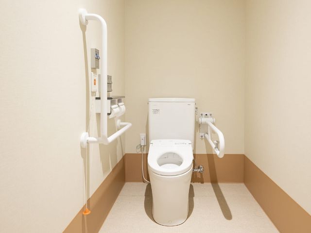 手すり付きの設備が整ったトイレ トイレ   手すりが設置され、利用しやすい構造で安全性が考慮された設備です。