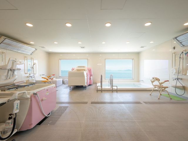 広い設備の浴室 浴室 明るい空間に広々とした浴槽があり、リラックスできる環境が整っています。