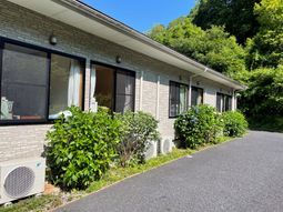 緑に囲まれた建物の外観