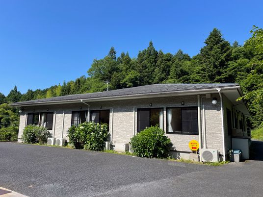 緑に囲まれた居室外観