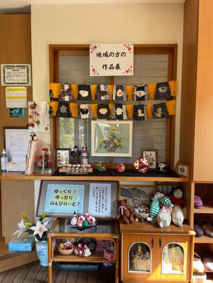 手作りの装飾があるスペース