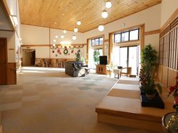 明るい木目調のラウンジ